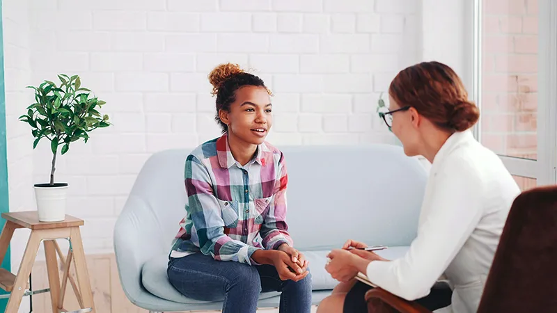 Séance de coaching et d'écoute active dans un environnement moderne