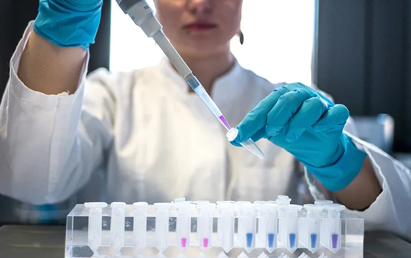 Microscope et échantillons en laboratoire, métaphore de l'expertise scientifique partagée en B2B