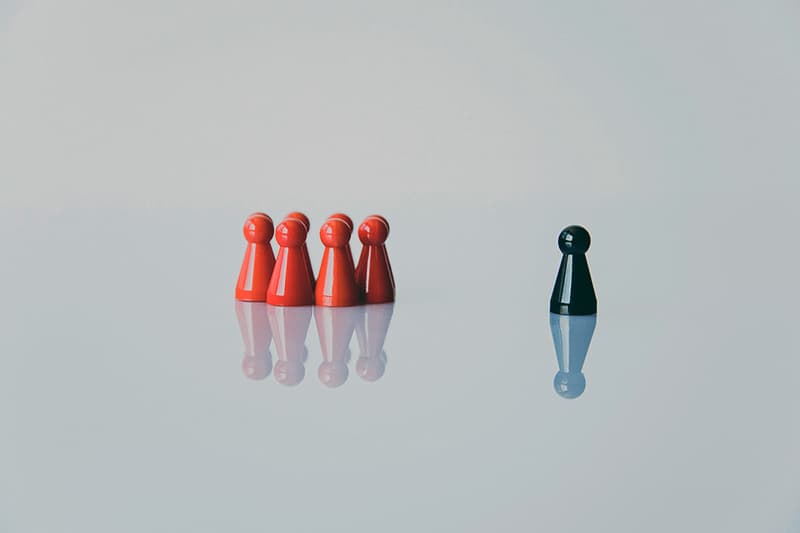 Une personne se détachant d'une foule uniforme, symbolisant le maintien de l'autorité face à la standardisation