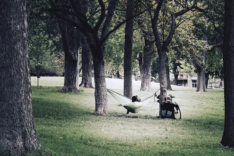 Personne détendue, illustrant la baisse de la charge mentale grâce aux contenus intemporels