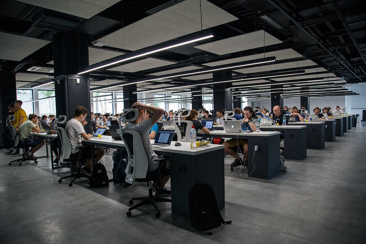 Plusieurs personnes travaillant dans un open space, symbolisant le bruit ambiant et le multitâche