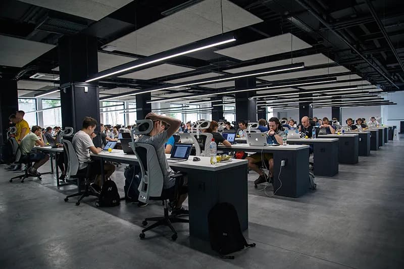 Plusieurs personnes travaillant dans un open space, symbolisant le bruit ambiant et le multitâche