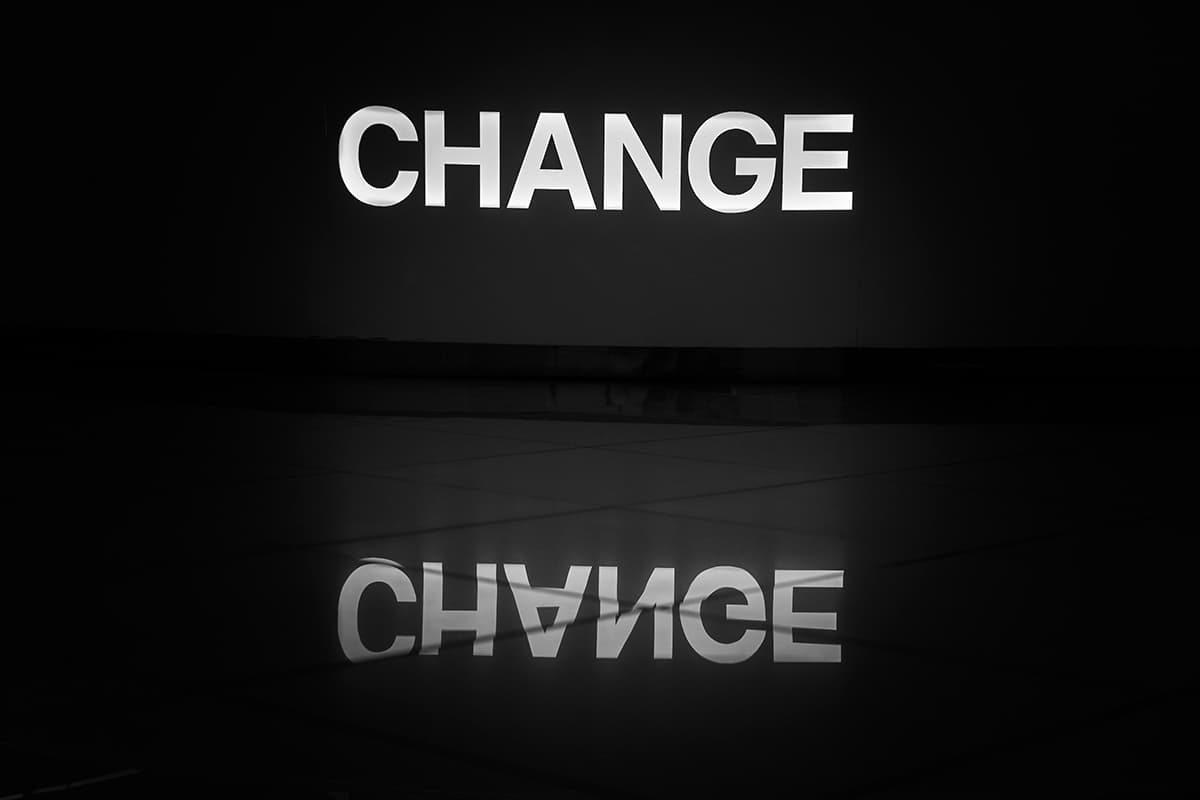 Le mot 'change' illuminé sur le sol pour symboliser la transformation