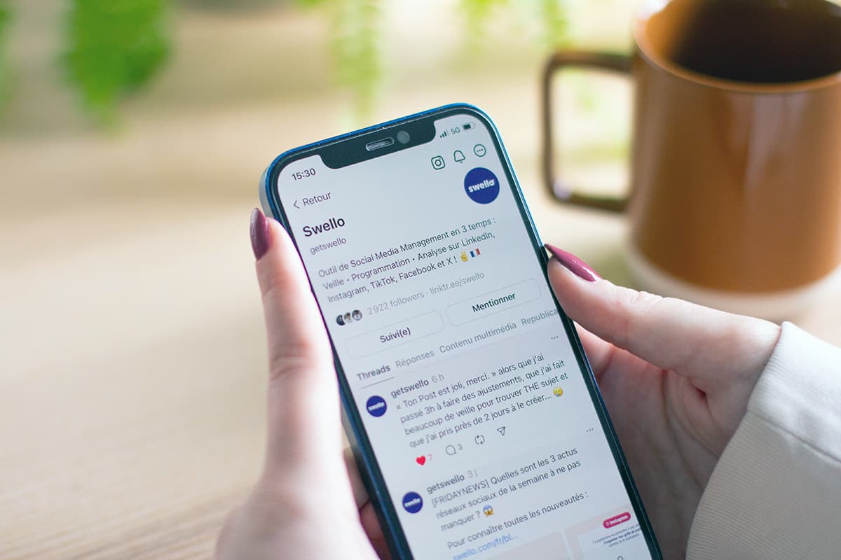 Une personne naviguant sur les réseaux sociaux avec son smartphone
