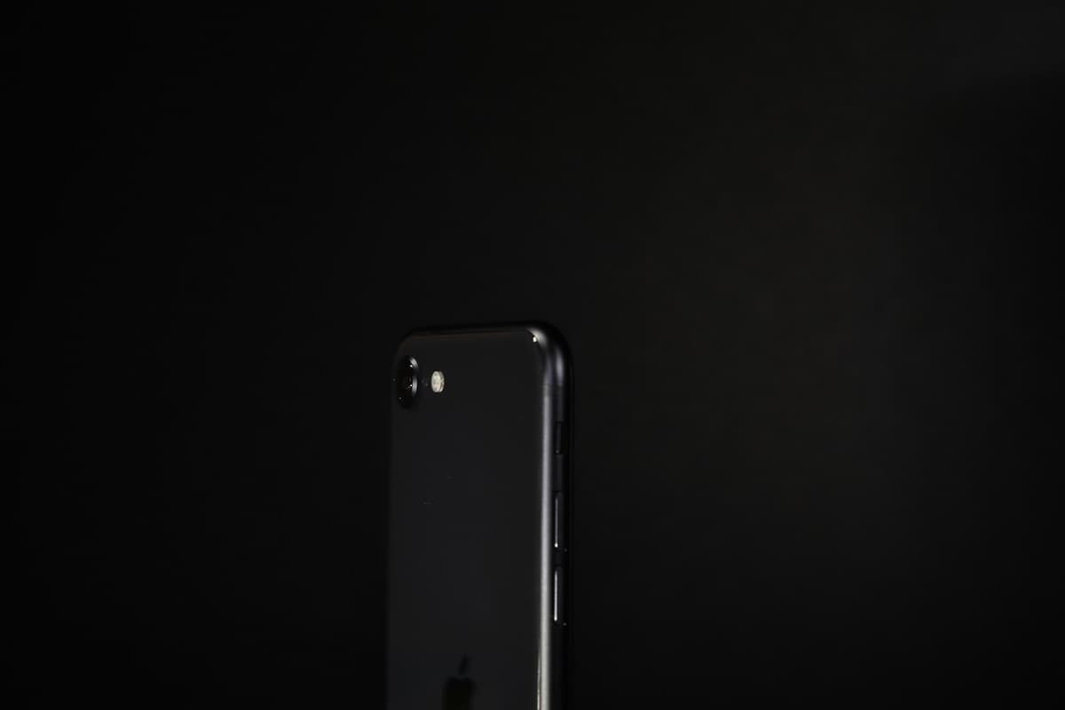 Gros plan sur un smartphone affichant un écran noir et mat