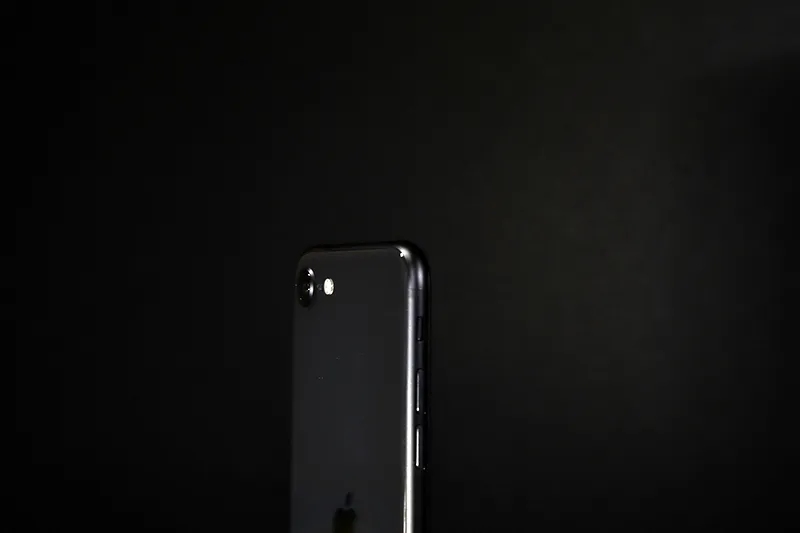 Gros plan sur un smartphone affichant un écran noir et mat