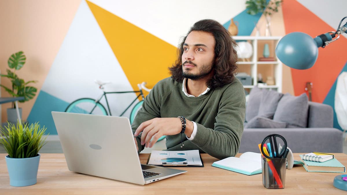 Un solopreneur travaillant de manière concentrée sur son ordinateur portable