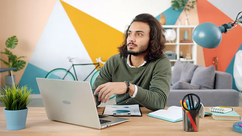 Un solopreneur travaillant de manière concentrée sur son ordinateur portable