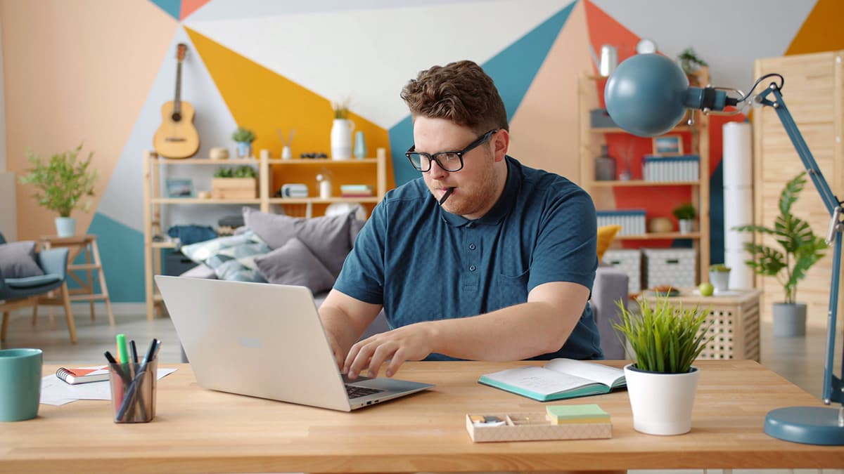 Solopreneur prenant des notes et travaillant efficacement à son bureau