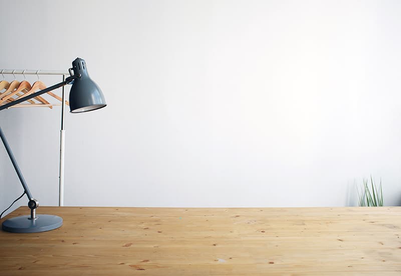 Bureau d'affaires minimaliste, symbolisant la clarté d'esprit apportée par un design épuré