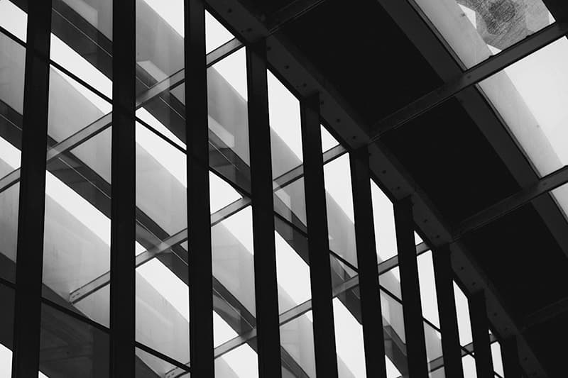 Architecture minimaliste en verre symbolisant le concept de design invisible et transparent en B2B