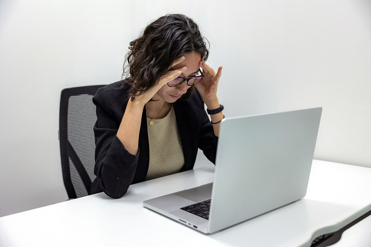 Une entrepreneuse frustrée et fatiguée devant son ordinateur portable