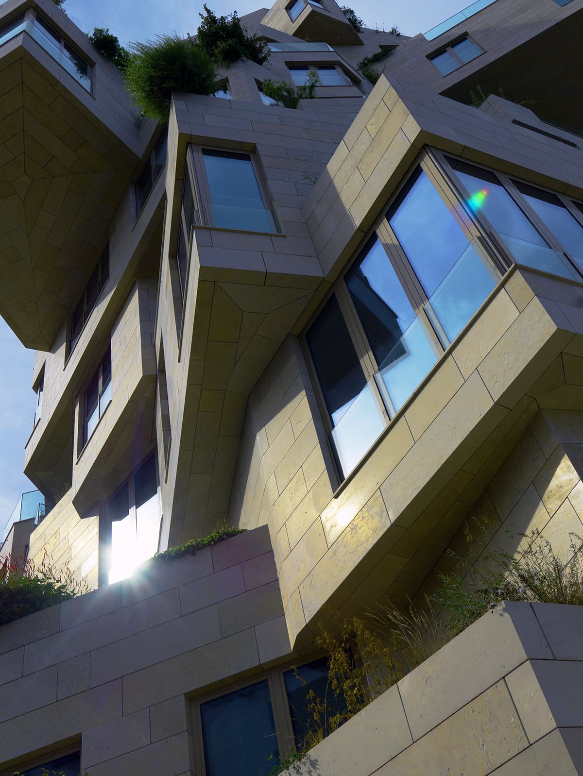 Architecture moderne avec une façade complexe et angulaire