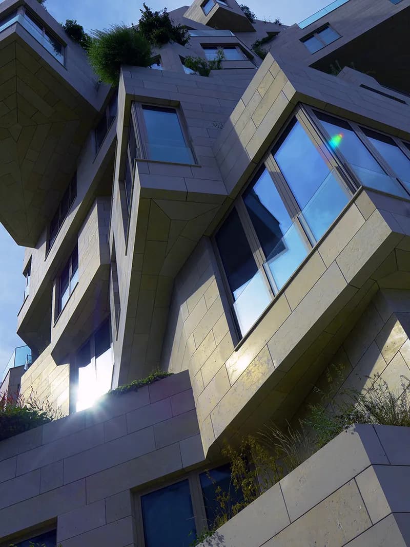 Architecture moderne avec une façade complexe et angulaire