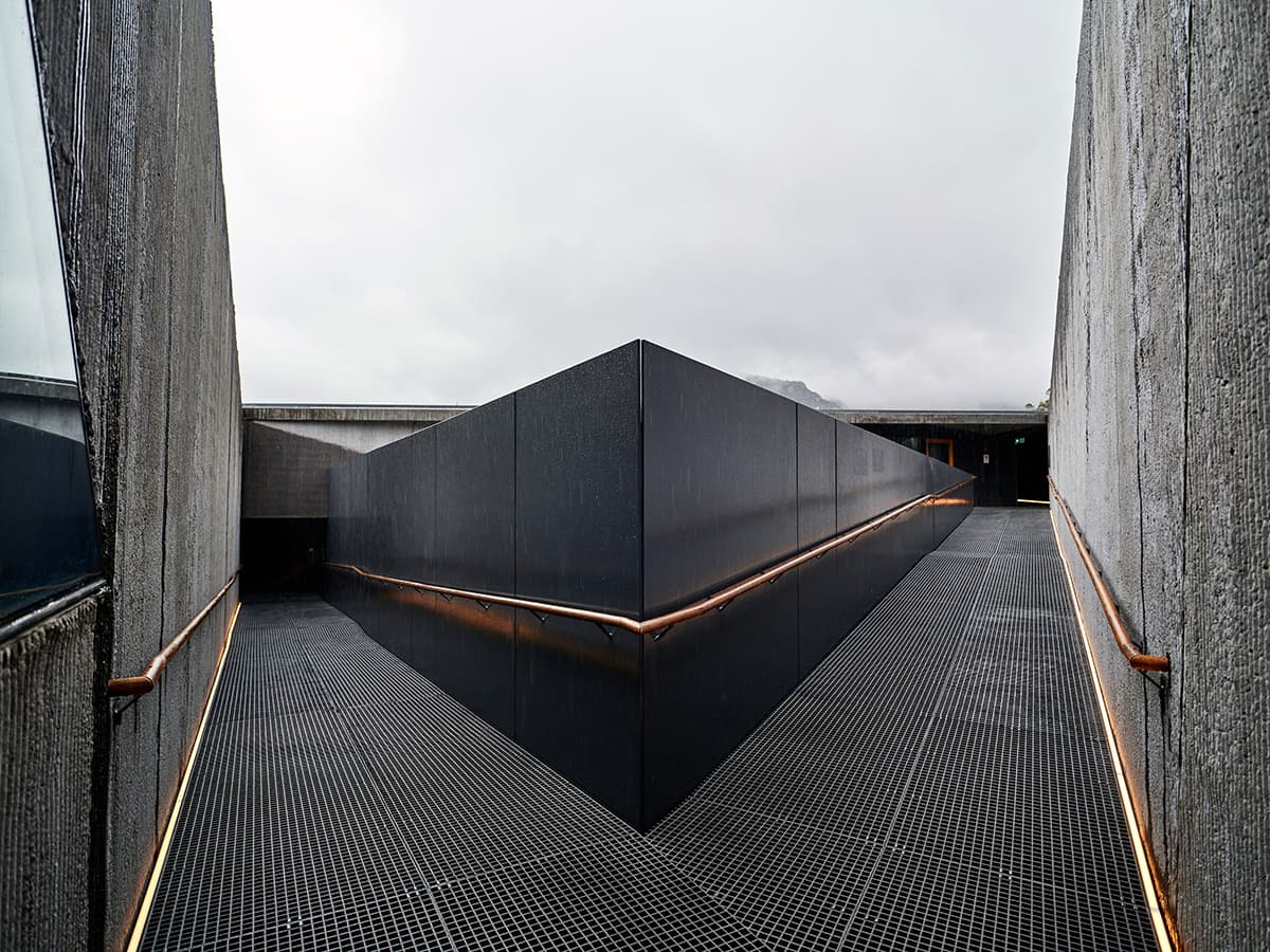 Architecture minimaliste avec des reflets dans l'eau