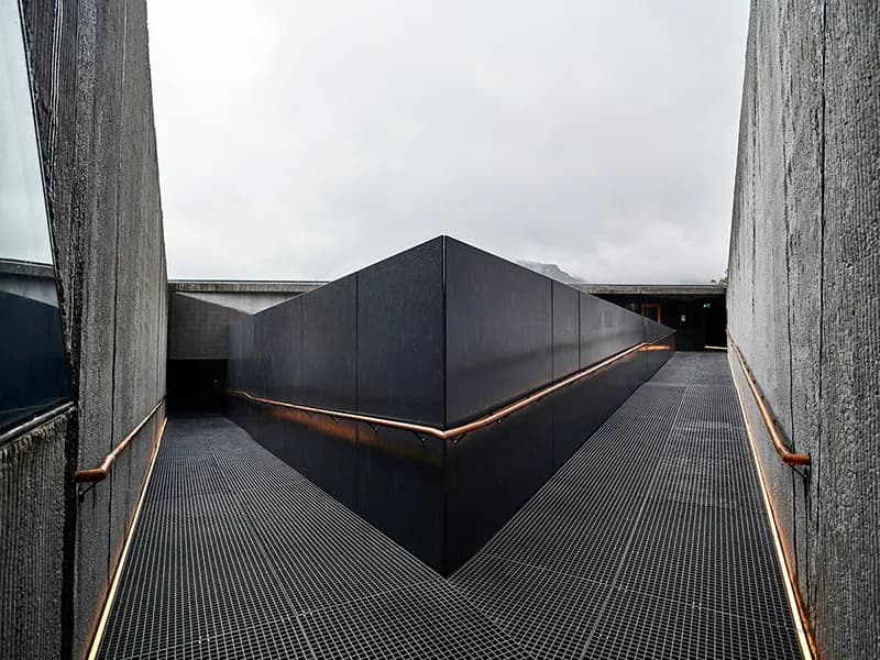 Architecture minimaliste avec des reflets dans l'eau
