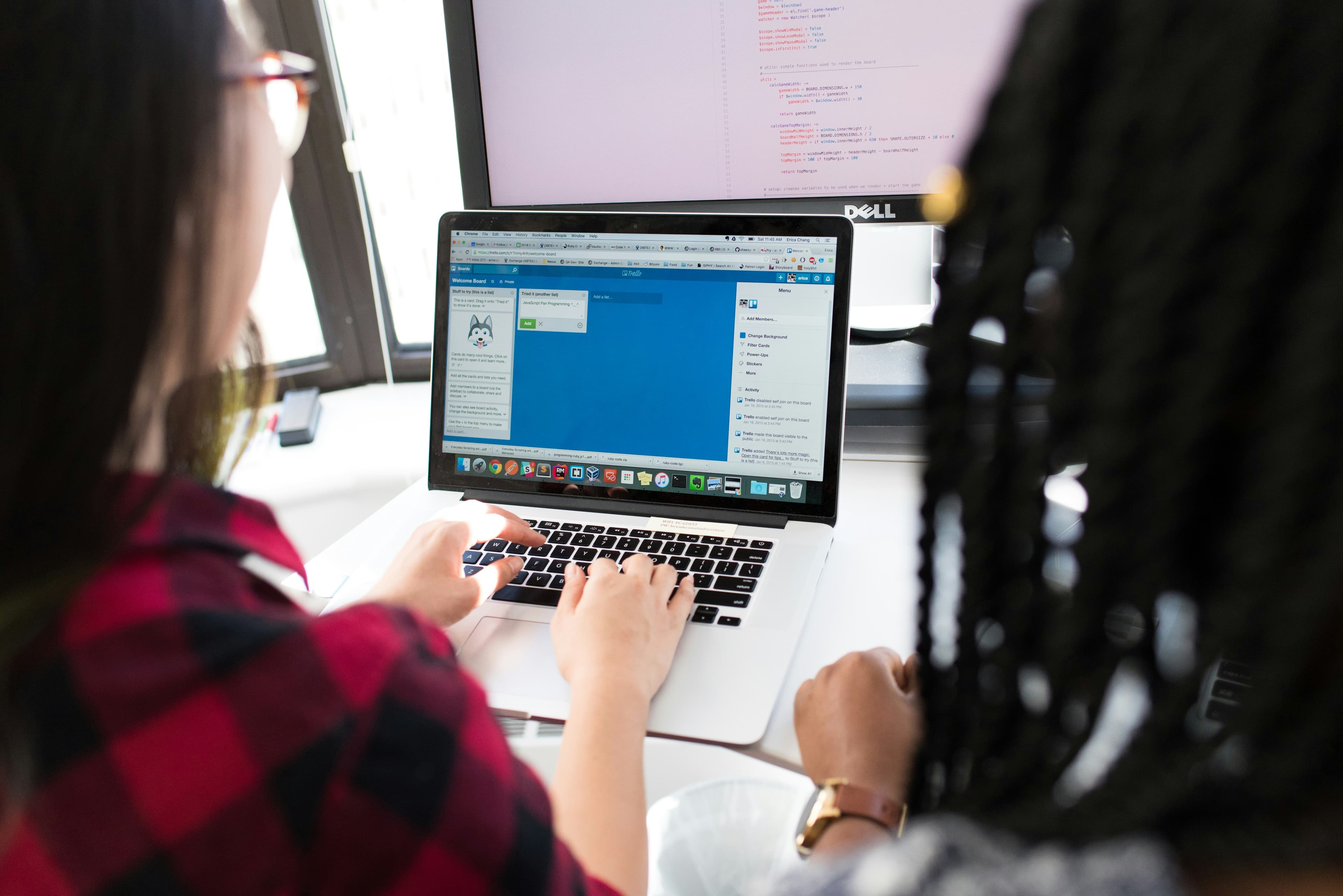 Développeuse freelance travaillant sur son ordinateur portable