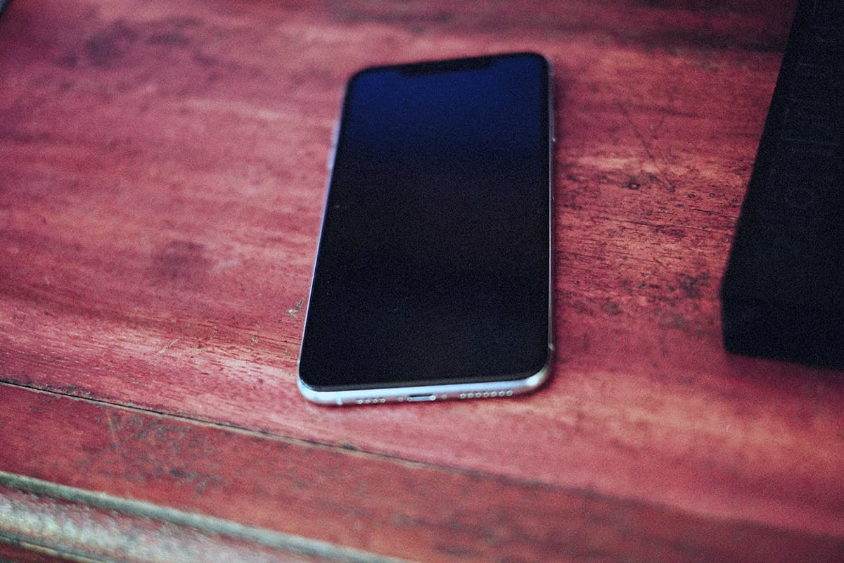 Un smartphone posé sur une table, symbolisant la pause digitale, l'arrêt du scroll et la déconnexion