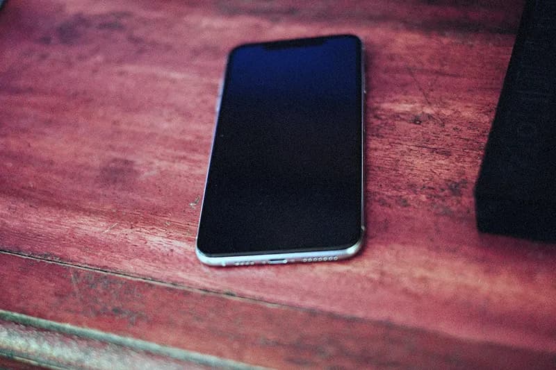 Un smartphone posé sur une table, symbolisant la pause digitale, l'arrêt du scroll et la déconnexion