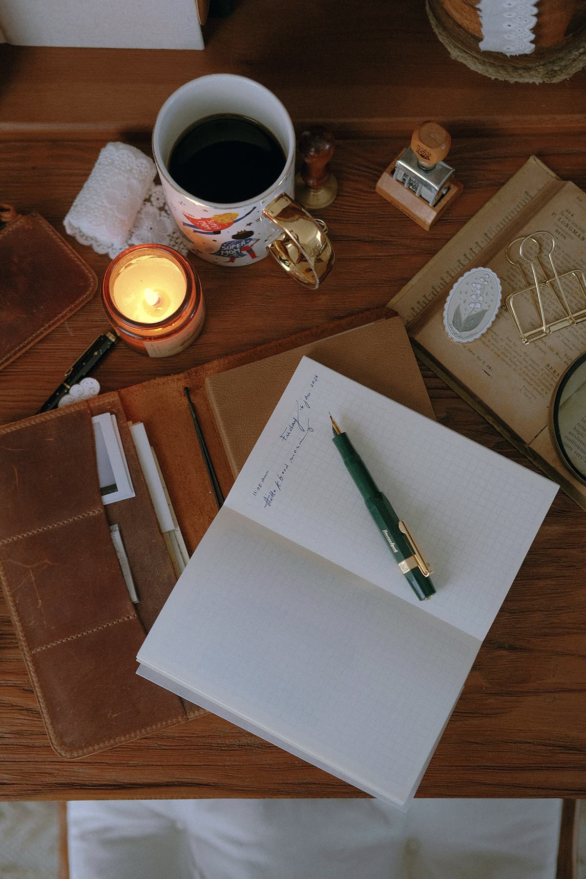 Un bureau chaleureux avec un carnet de notes ouvert et une tasse de café, illustrant le Deep Work et la création sans bruit numérique