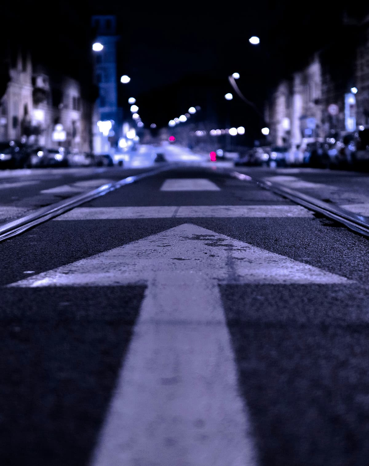 Une flèche peinte sur une route indiquant une seule direction vers l'avant