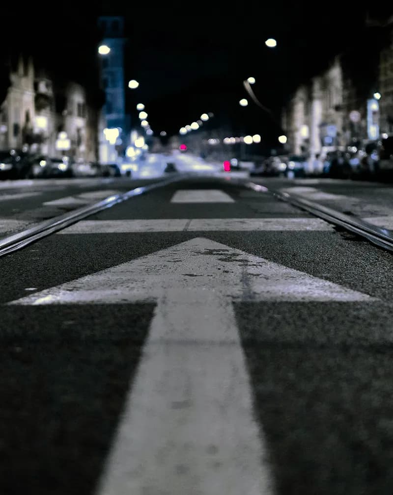 Une flèche peinte sur une route indiquant une seule direction vers l'avant