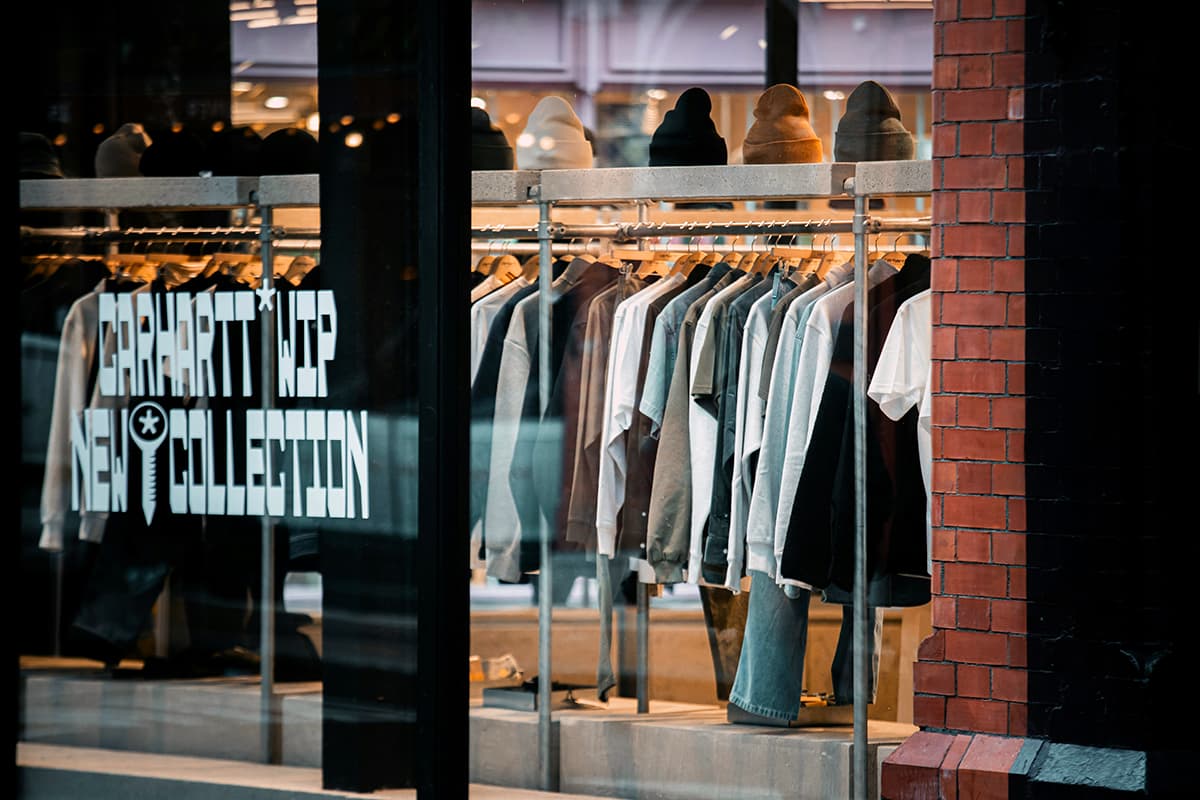 Collection de vêtements de mode suspendus sur un portant