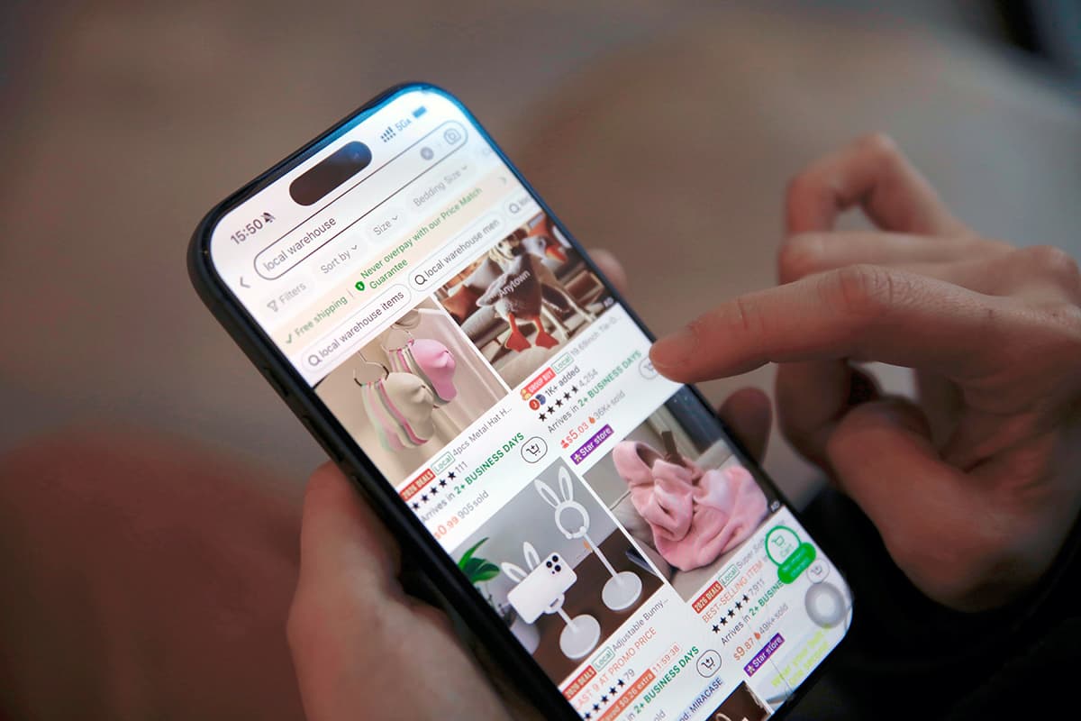 Utilisateur faisant du shopping en ligne sur son smartphone