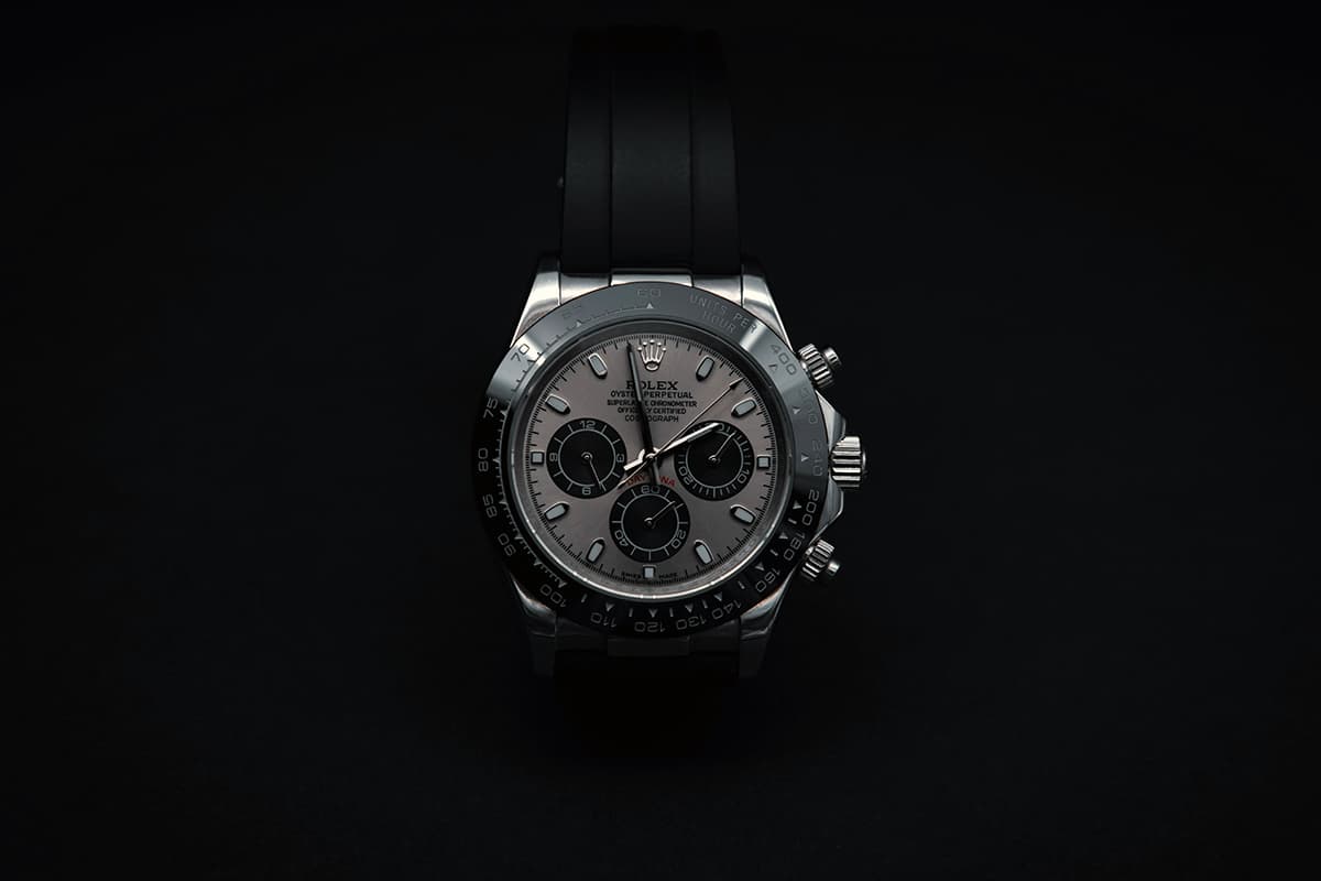 Gros plan sur une montre de luxe sur fond noir symbolisant les codes du premium