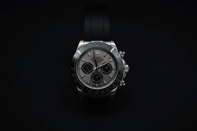 Gros plan sur une montre de luxe sur fond noir symbolisant les codes du premium