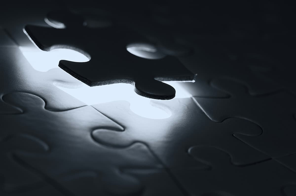 Pièce de puzzle manquante illustrant l'effet Zeigarnik et le besoin d'achèvement