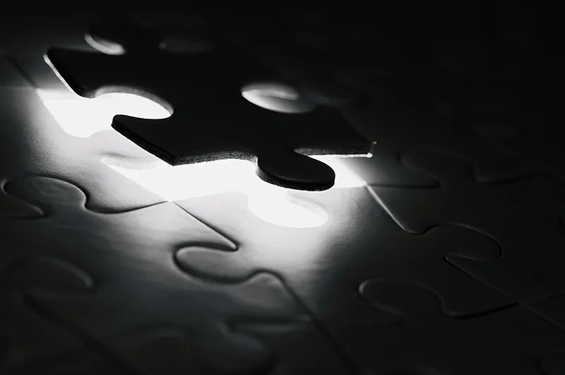 Pièce de puzzle manquante illustrant l'effet Zeigarnik et le besoin d'achèvement