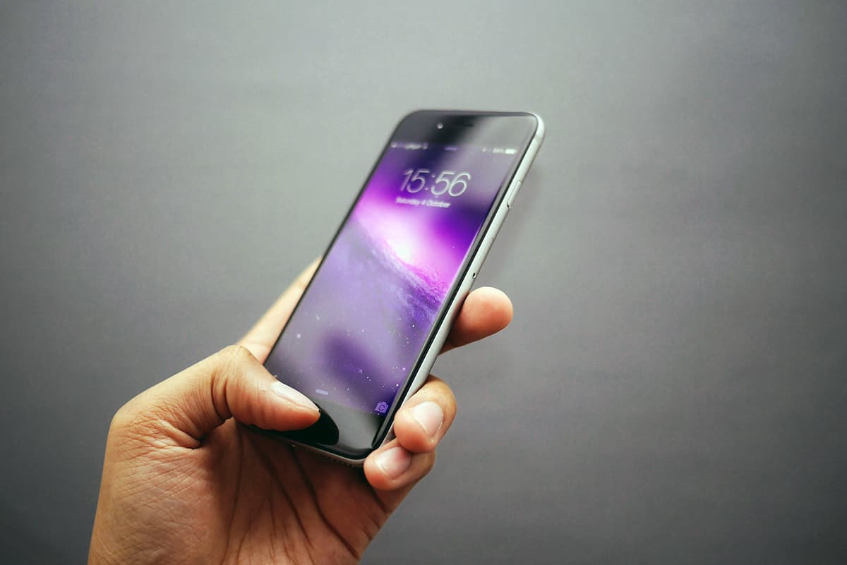 Gros plan sur un doigt glissant sur l'écran d'un smartphone pour illustrer l'action de swiper
