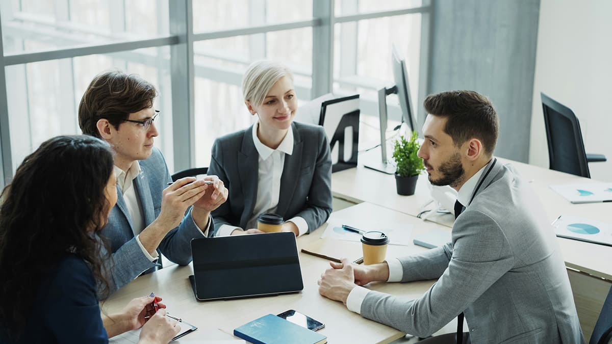 Une équipe diversifiée collaborant dans un bureau moderne, symbolisant l'engagement des employés