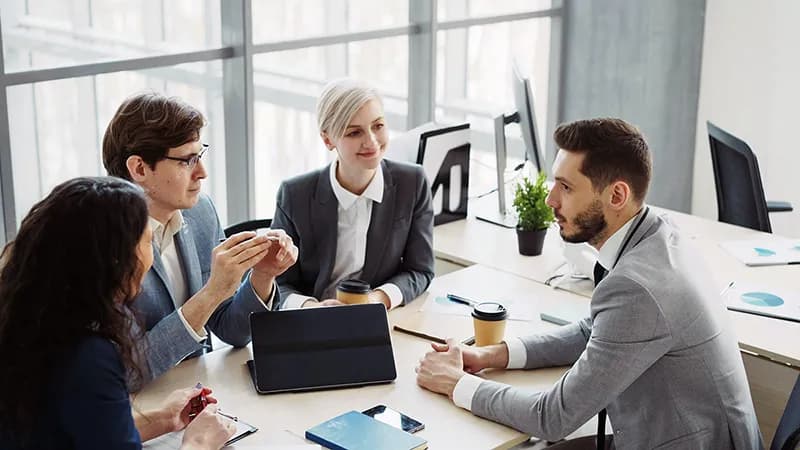 Une équipe diversifiée collaborant dans un bureau moderne, symbolisant l'engagement des employés