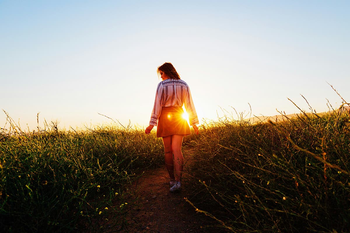 Promenade solitaire dans la nature, propice au vagabondage de l'esprit et à la créativité B2B