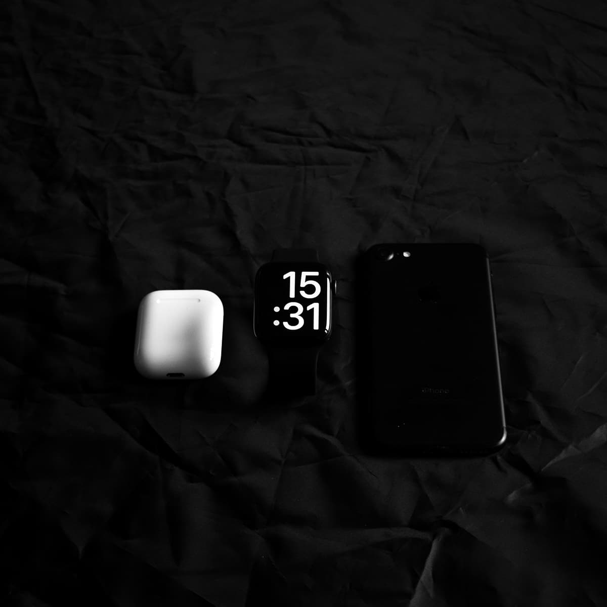 Un smartphone posé à côté d'un réveil, symbolisant le compte à rebours