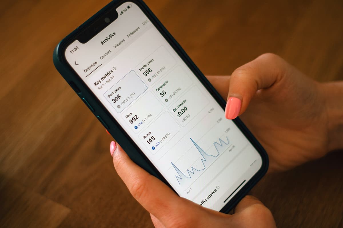 Écran de smartphone affichant des statistiques d'engagement en baisse