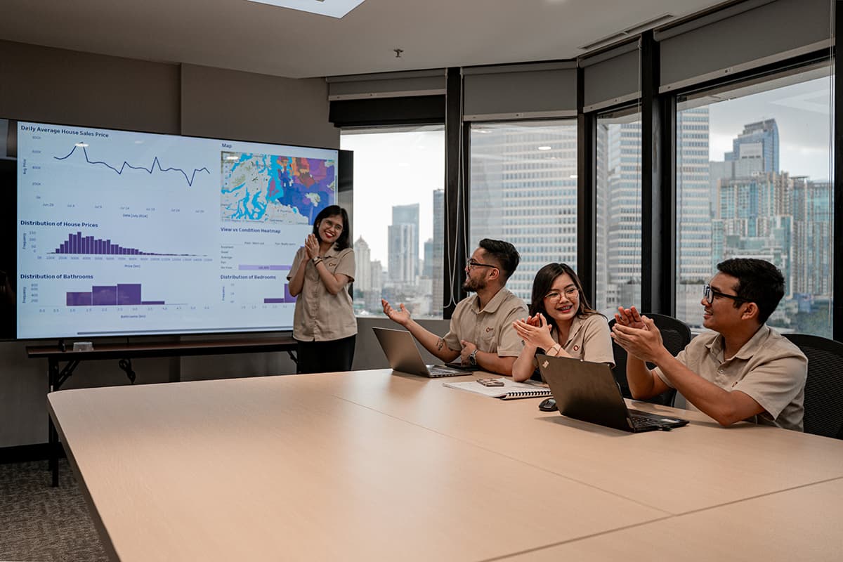 Une équipe collaborant autour d'une présentation de données de croissance