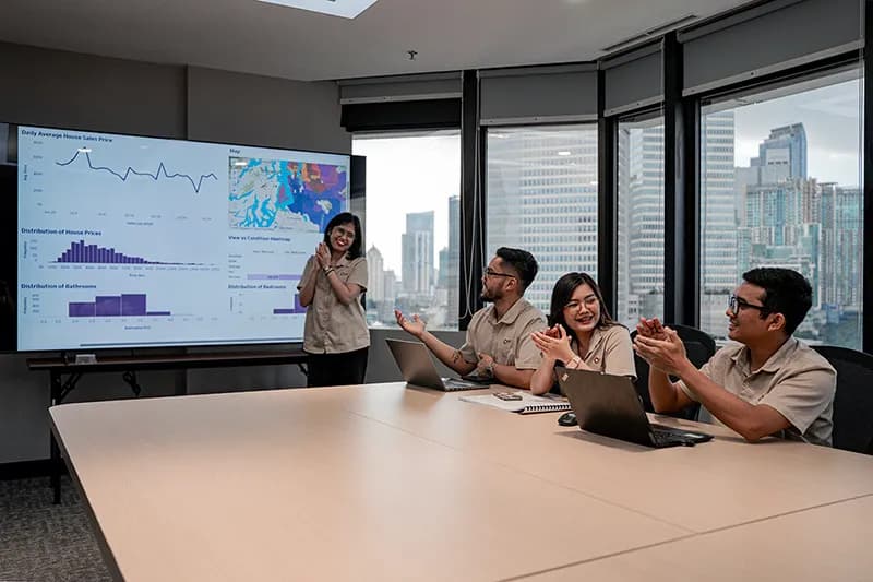 Une équipe collaborant autour d'une présentation de données de croissance