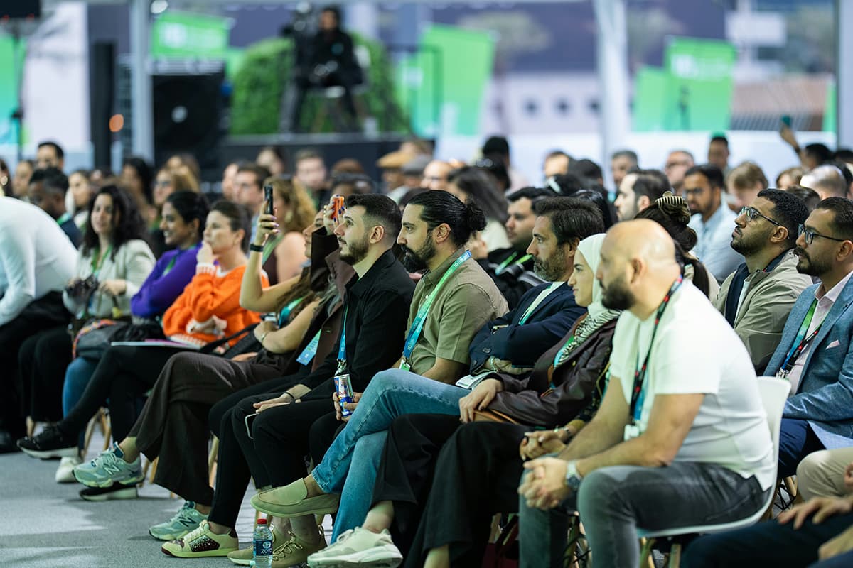 Une audience captivée lors d'une conférence, symbolisant la réussite d'un événement