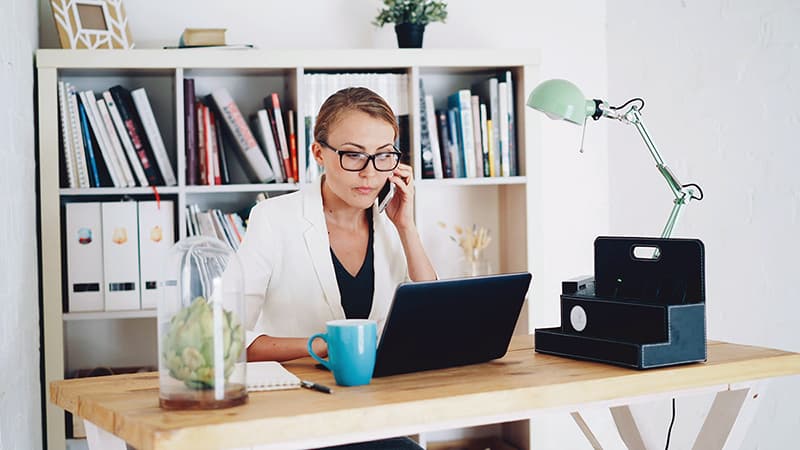 Dirigeant concentré sur l'essentiel de son message, oubliant les contraintes techniques du design