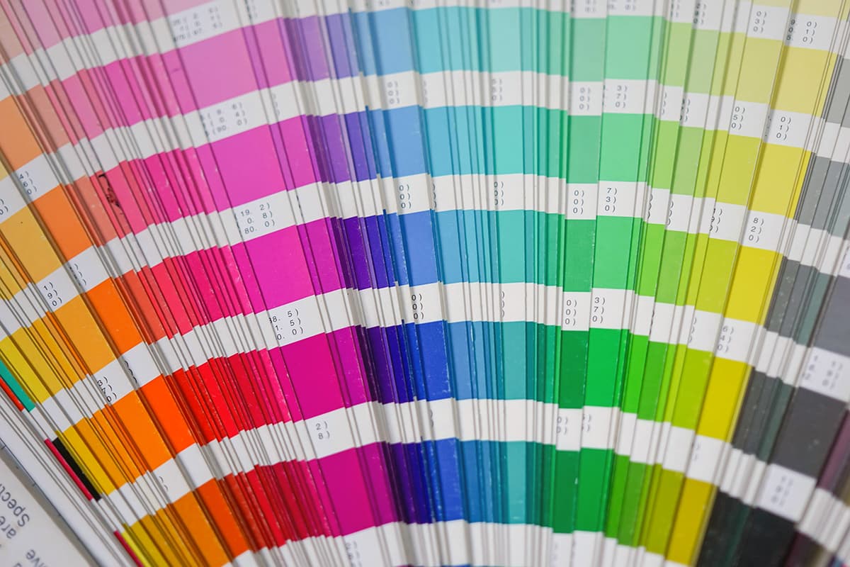 Gros plan sur un nuancier Pantone et des échantillons de couleurs illustrant l'abondance de choix