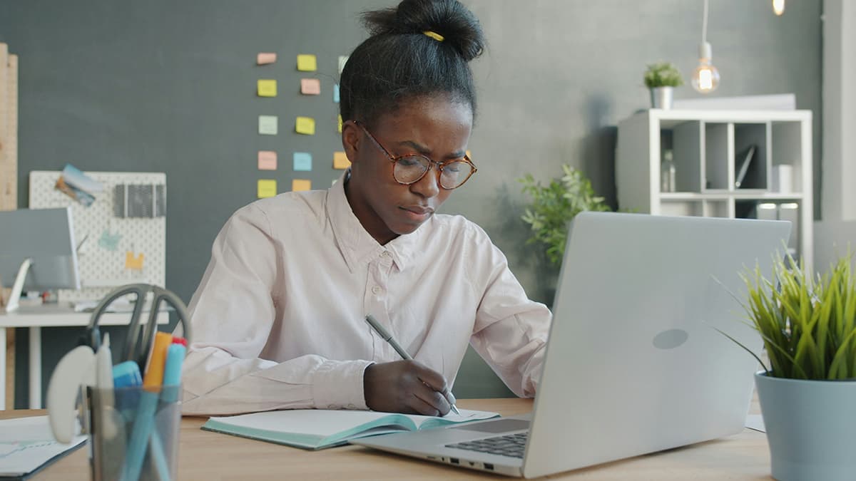 Freelance B2B concentré sur l'exécution et la publication de son carrousel LinkedIn