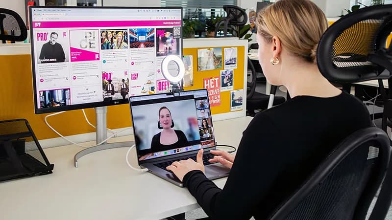 Une formatrice en ligne animant un webinar devant son ordinateur portable