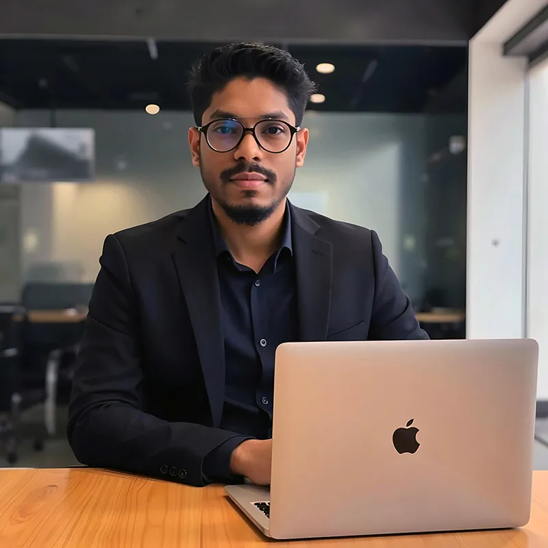 Un freelance confiant travaillant sur son ordinateur portable, illustrant la réussite et le dépassement du syndrome de l'imposteur