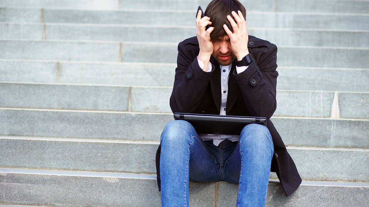 Professionnel épuisé devant son ordinateur, illustrant le burn-out lié à la création de contenu