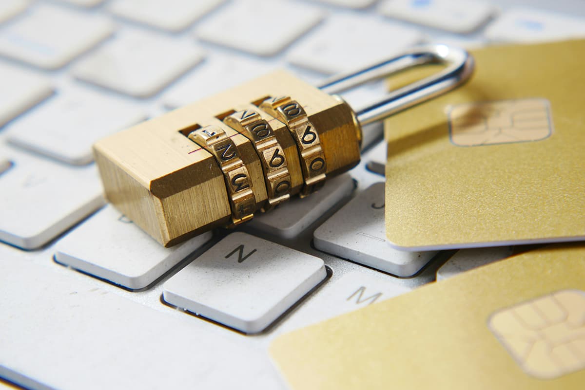 Un cadenas doré posé sur un clavier d'ordinateur, symbolisant le contenu verrouillé ou 'Gated content'