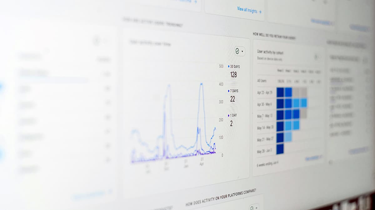 Un écran d'ordinateur affichant des données complexes et un tableau de bord Google Analytics