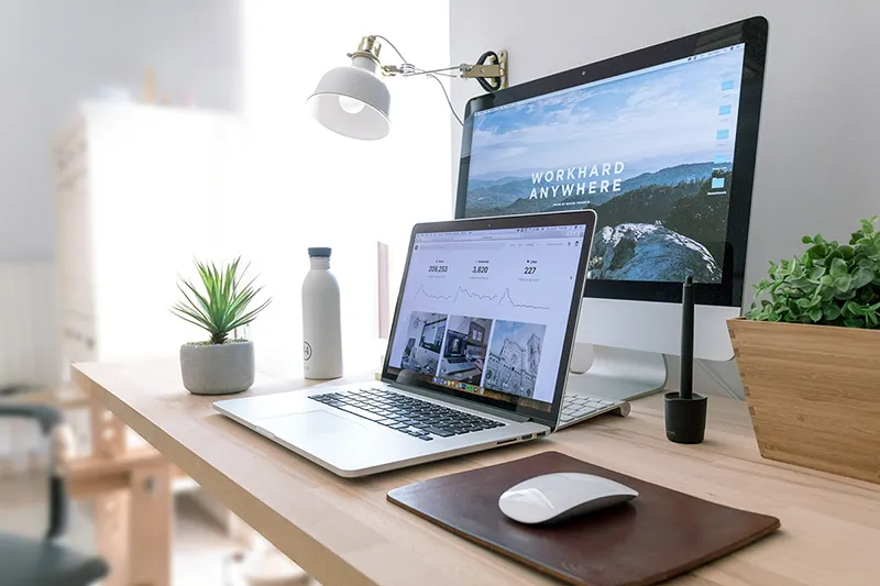 Un bureau parfaitement rangé et organisé, métaphore du travail d'un assistant virtuel
